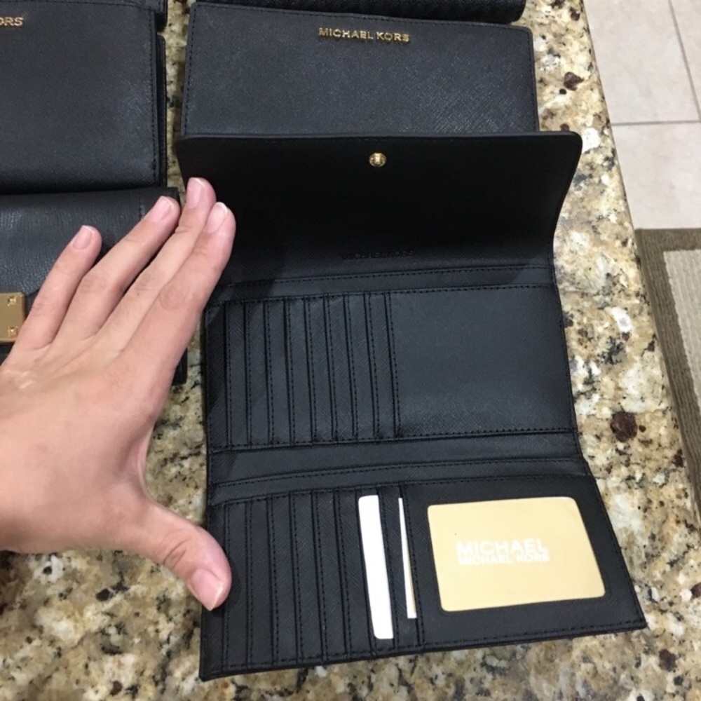 Last one✨Michael Kors trifold full size wallet - Picture 3 of 4